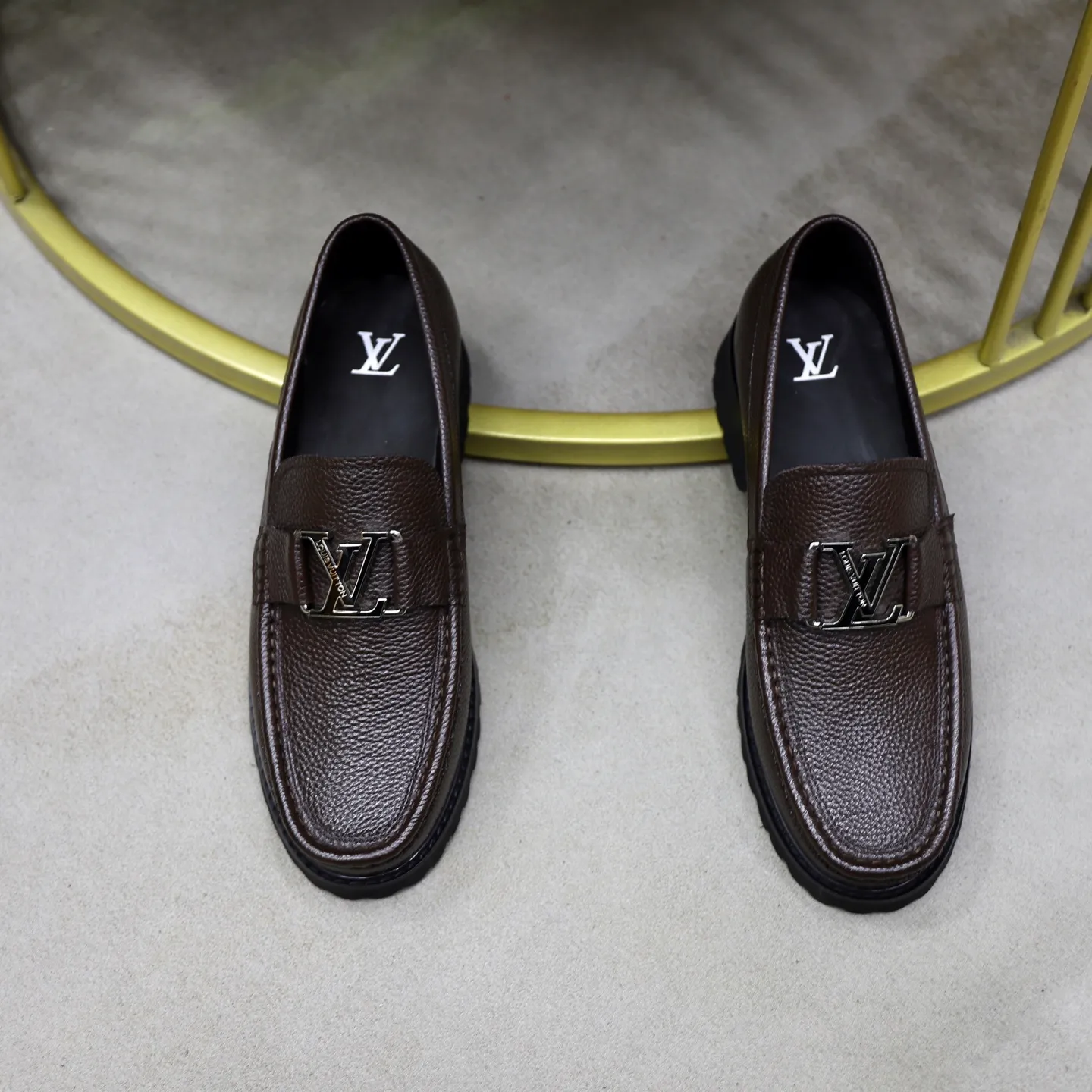 Ex-factory price: 600💰Louis Vuitton LV men's classic Oxford shoes, men's business formal boutique leather shoes, classic style, almond kernel exquisite toe, ultimate art, the whole shoe is made of imported cow leather (open edge beads), carefully selected, fine pores, excellent gloss, soft texture, strong toughness, durable and not easy to deform, apricot fetal cowhide leather lining, soft and comfortable, sweat-absorbent and breathable. Foam outsole, original box and dust bag packaging! Size: 38–44 (45/46 customized)